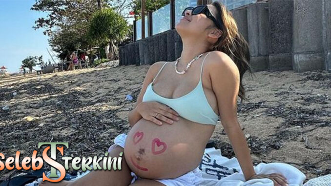 Jennifer Coppen, Kecantikan Baby Bump dalam Bikini Two-Piece
